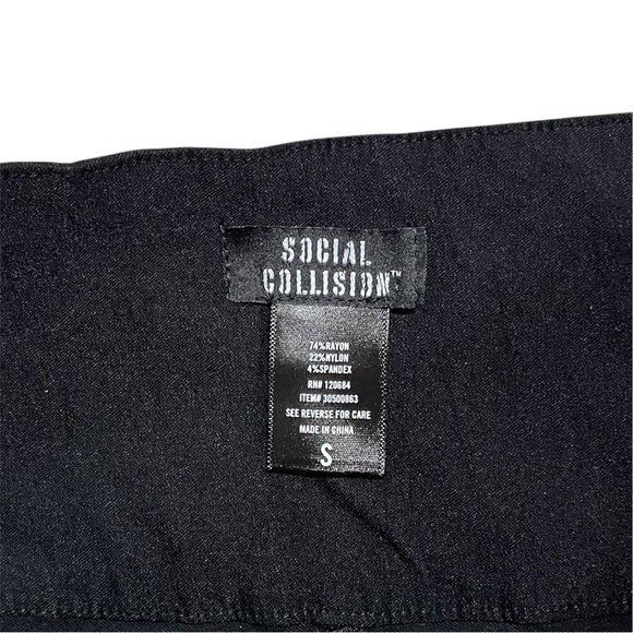 Social Collision | Stretchy Mini Skirt with Slit and Built In Double Belt - Picture 7 of 7